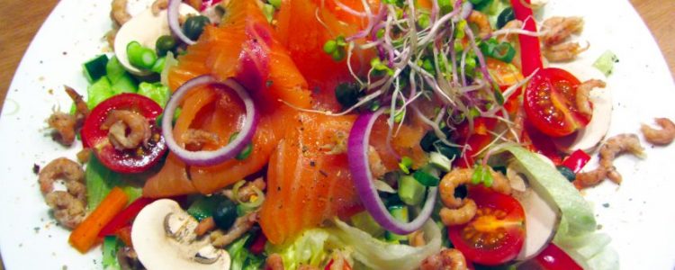 salade au saumon fumé et aux crevettes
